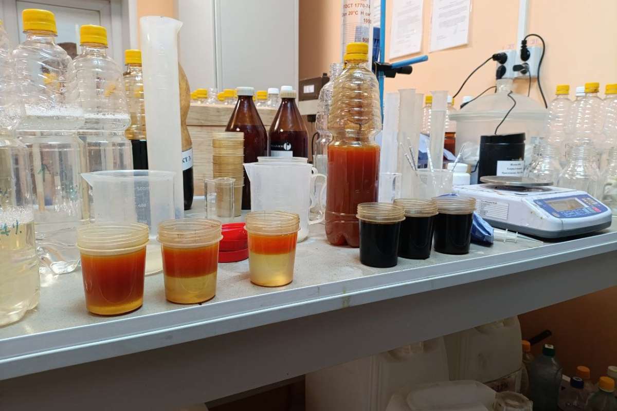 Эксперт НОЦ отобрал более 50 проб пластовой воды на промысле в Оренбуржье